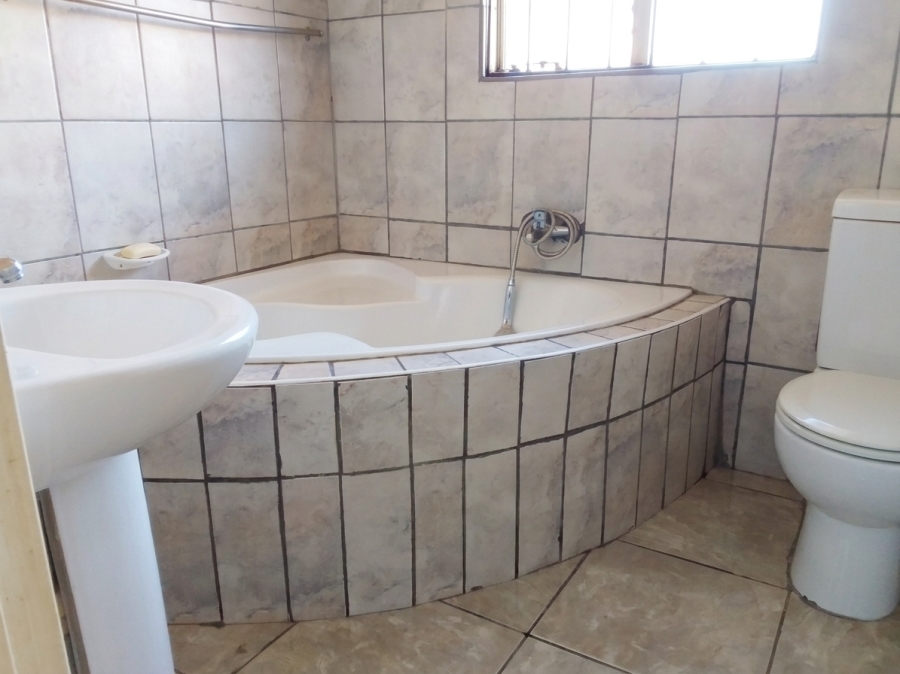 To Let 4 Bedroom Property for Rent in Geelhoutpark North West